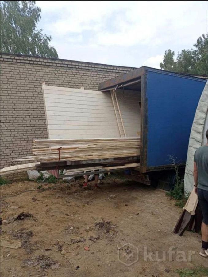 Погрузка длинных досок в фургон